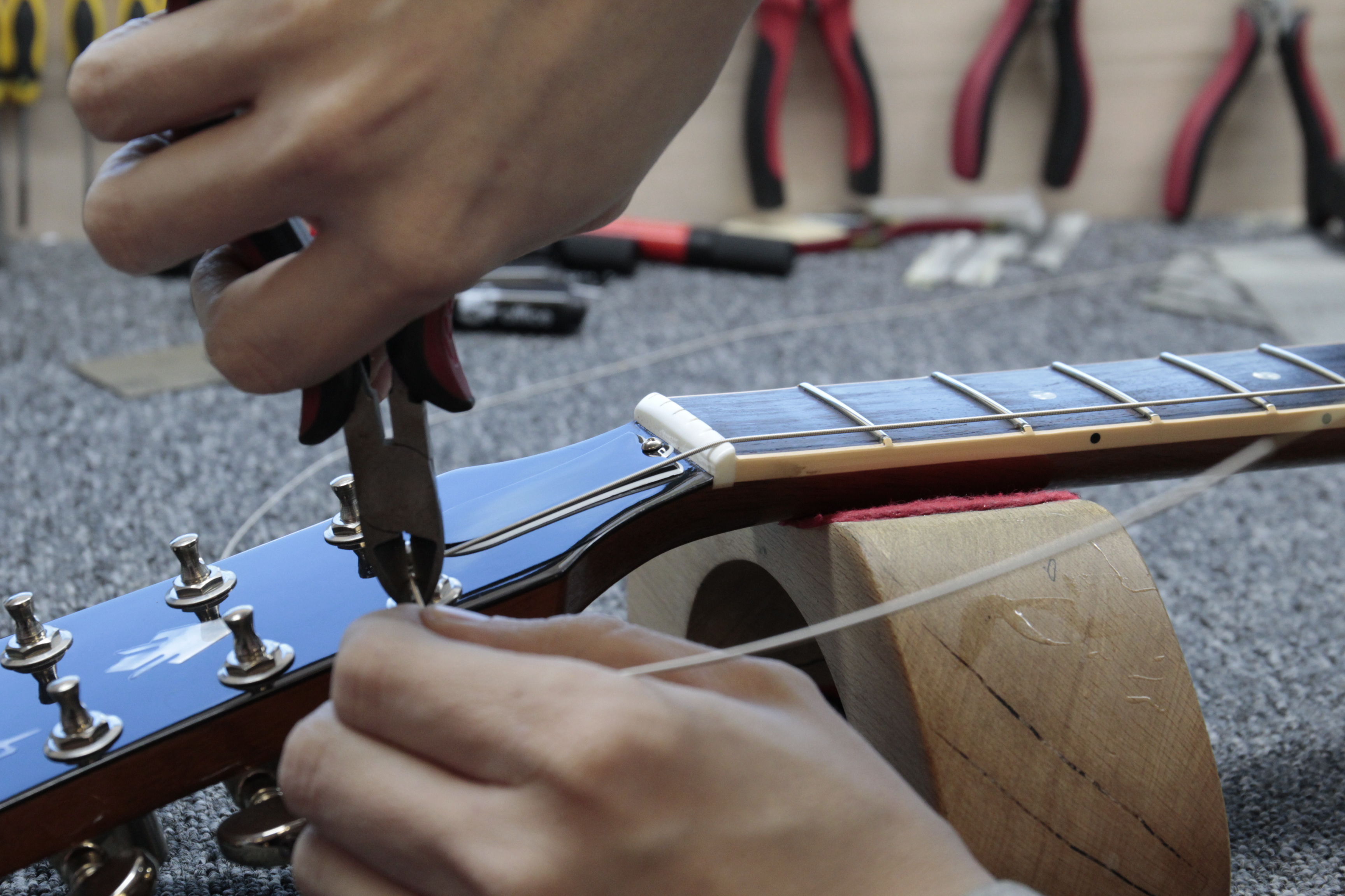 What’s The Best Method For Changing Guitar Strings?