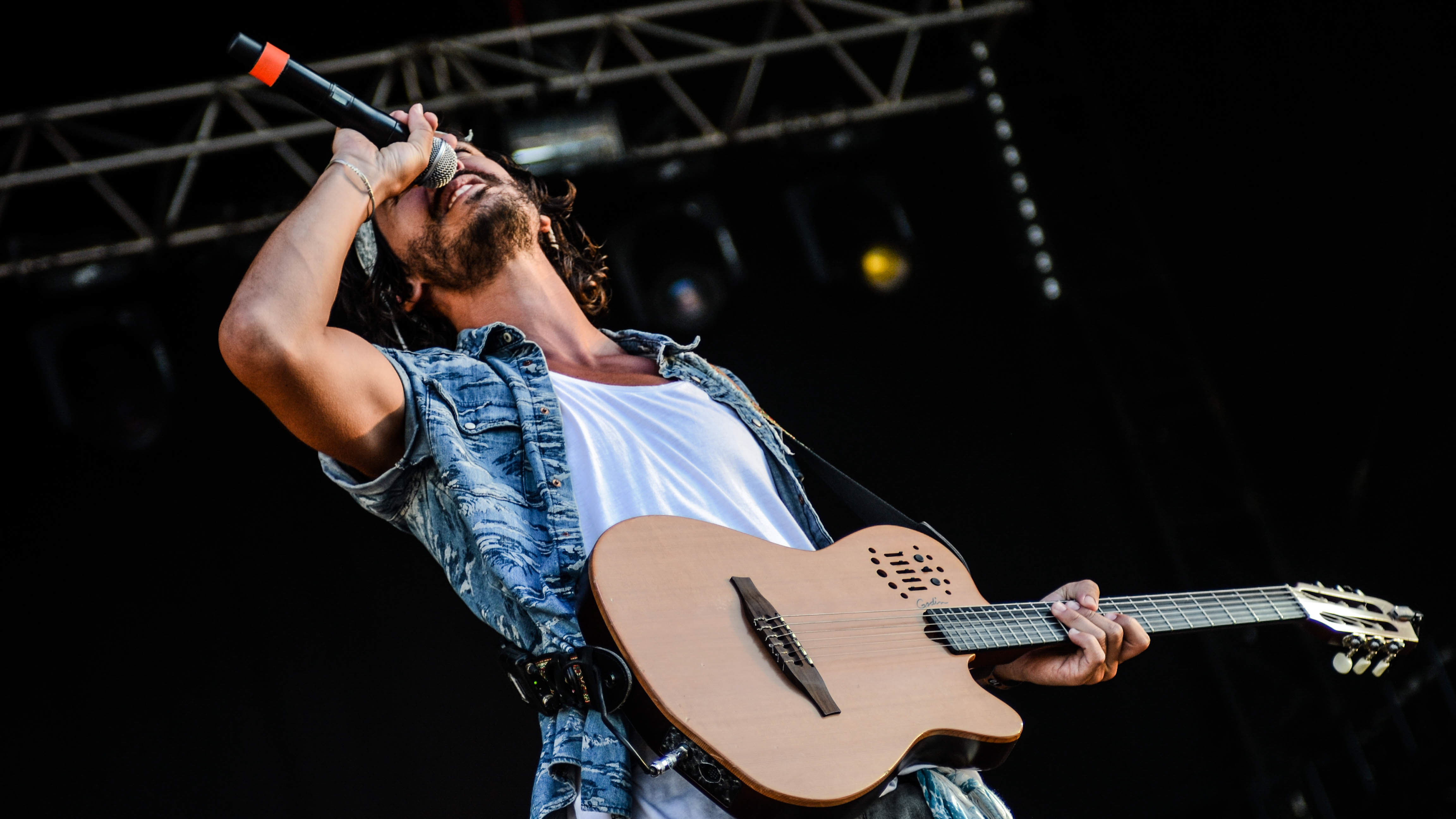 The Difference Between Digital & Analogue Guitar Wireless Systems